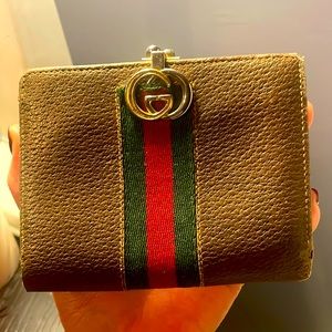 Gucci sherry vintage large compact wallet with front clasp closure